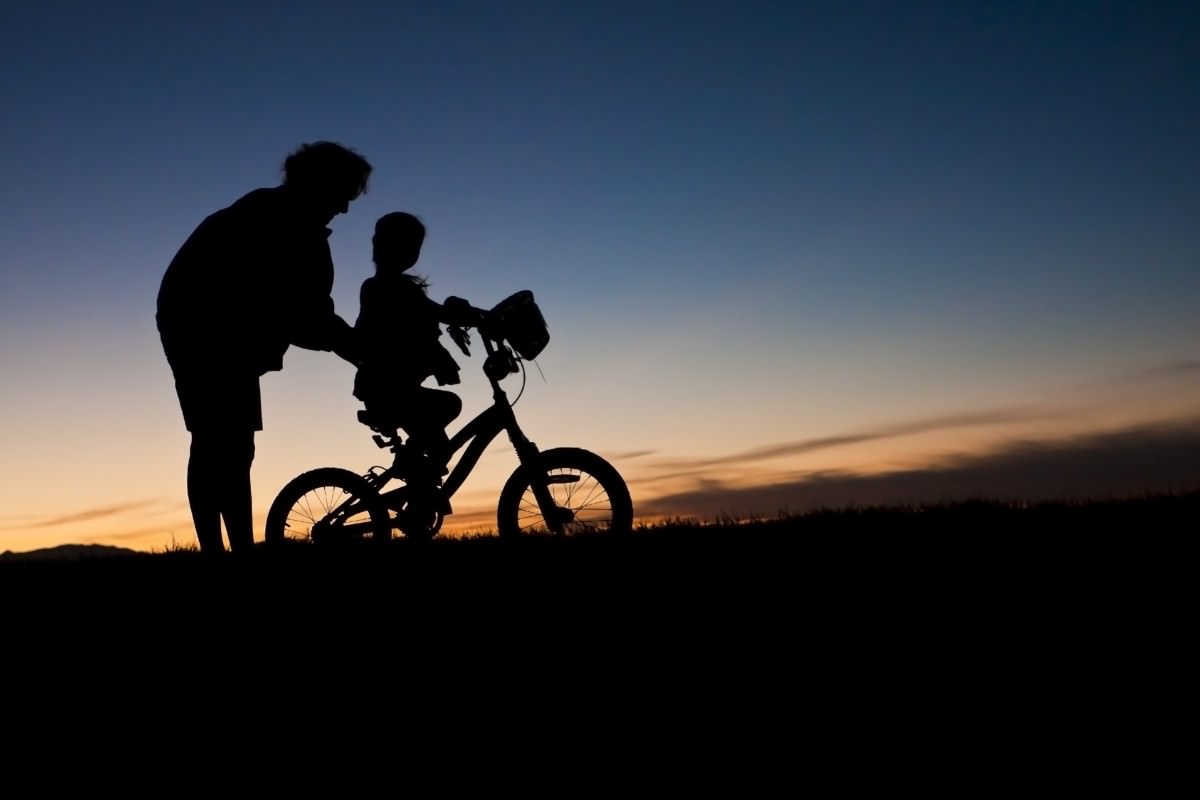 kid learning to drive a bycicle